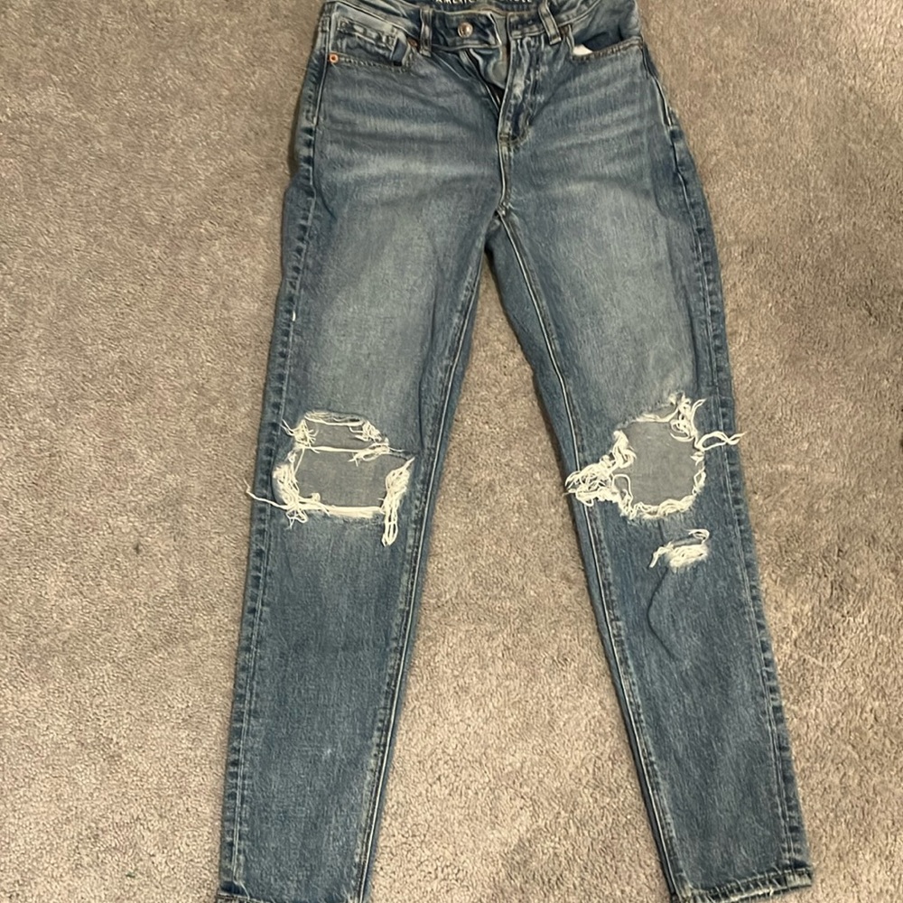 American Eagle Distressed Mom Style Jeans 👖